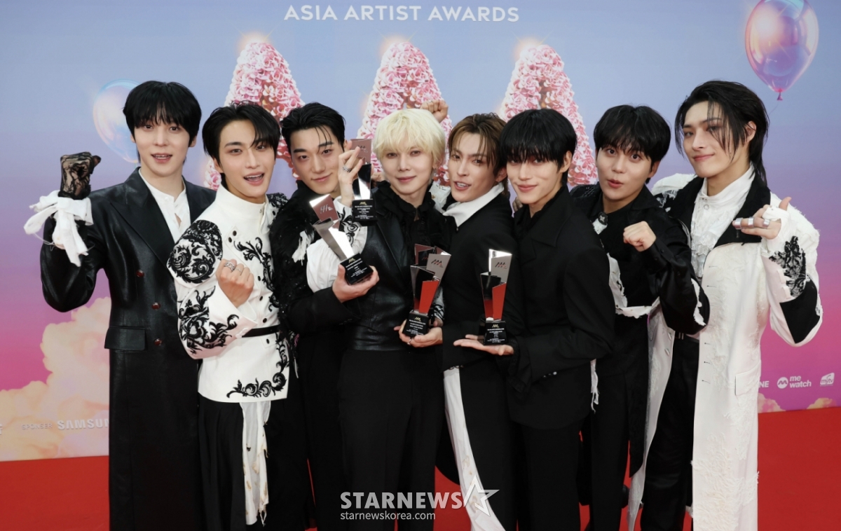 Group ATEEZ poses after winning the Stage of the Year, Best Artist, Best K Record, Best Choice (Hong Joong), and New Wave (Yun Ho) at the "10th Anniversary Asian Artist Awards 2025" hosted by Star News at Kaohsiung National Stadium on the 6th.  /2025.12.06 / Photo = Lee Dong-hoon photoguy@