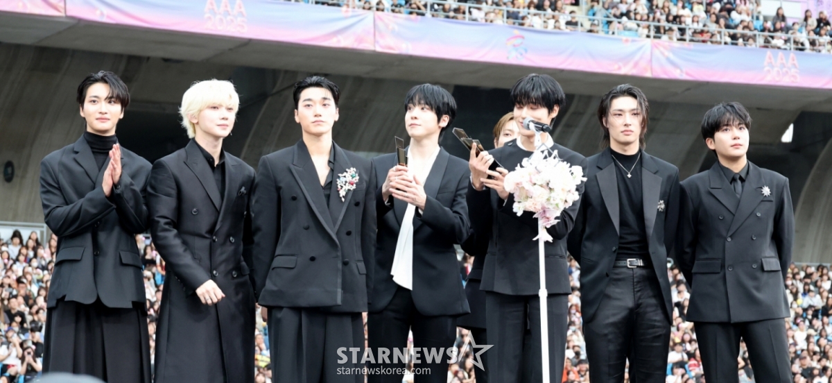 AAA Best Artist Award ATEEZ is delivering his acceptance speech at the '10th Anniversary Asian Artist Awards 2025 and '10th Anniversary AAA 2025' hosted by Star News at Kaohsiung National Stadium in Taiwan on the 6th. 2025.12.06 / Photo = Kang Young-jo camarat talks@