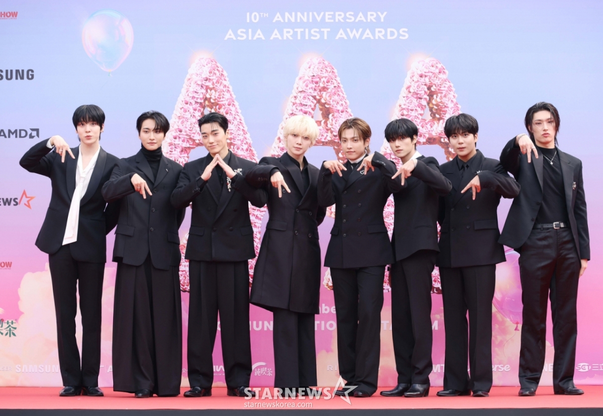 Group ATEEZ poses at the red carpet event of the "10th Anniversary Asian Artist Awards 2025 and "10th Anniversary AAA 2025" hosted by Star News at Kaohsiung National Stadium in Taiwan on the 6th. /2025.12.06 / Photo = Lee Dong-hoon photoguy@