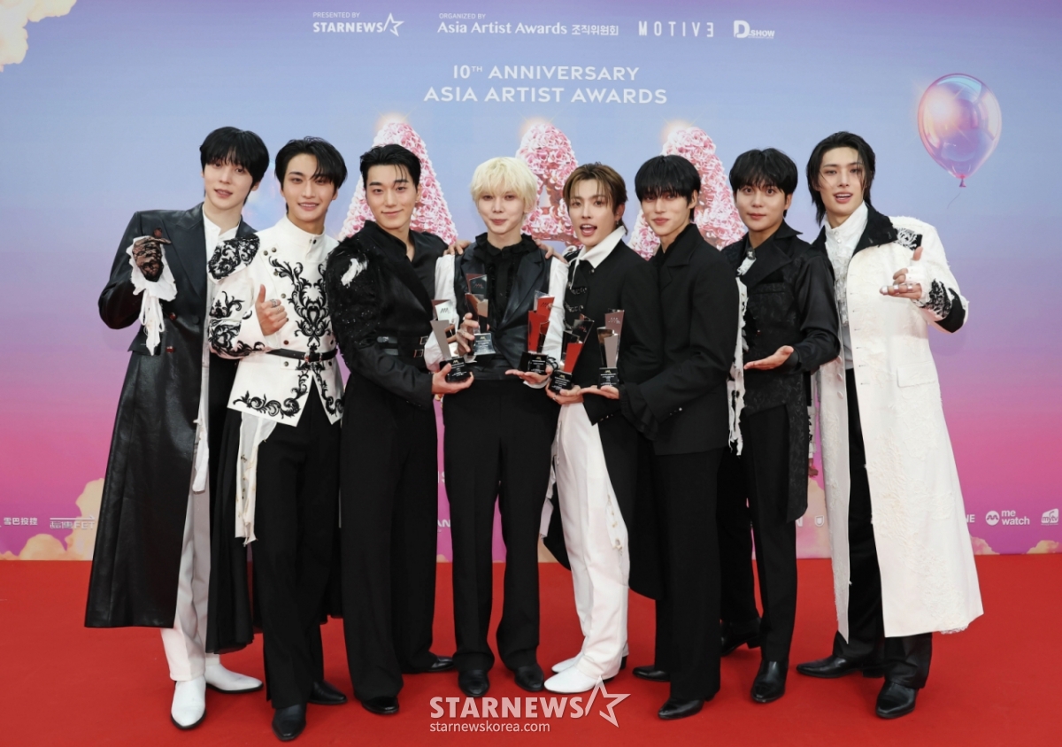 Group ATEEZ poses after winning the Stage of the Year, Best Artist, Best K Record, Best Choice (Hong Joong), and New Wave (Yun Ho) at the "10th Anniversary Asian Artist Awards 2025" hosted by Star News at Kaohsiung National Stadium on the 6th. /2025.12.06 / Photo = Lee Dong-hoon photoguy@