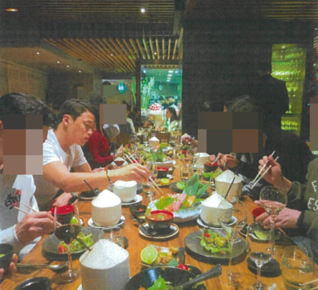 2024年12月，黄喜灿方面邀请黄喜灿参观完英国超级联赛Skybox后，正在用餐的黄喜灿和相关企业相关人士及熟人。 =照片=黄喜灿方面提供。