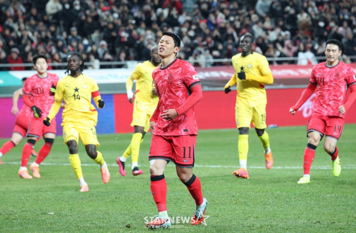 他就是韩国国家足球队前锋黄喜灿。 =照片=金镇京。