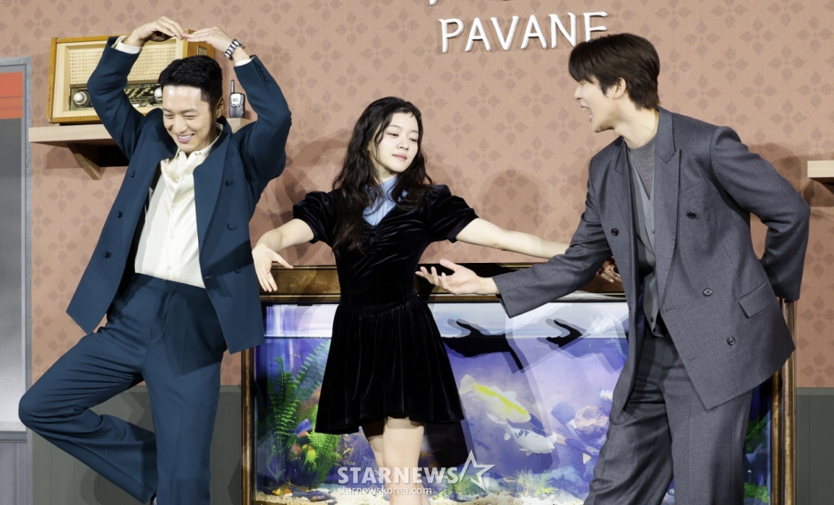 [Seoul = Newsis] Reporter Kim Hye-jin = Actors Byun Yo-han (from left), Go Ah-sung and Moon Sang-min pose at the Netflix film 'Pavanne' (directed by Lee Jong-pil) production briefing held at Megabox COEX in Gangnam-gu, Seoul on the morning of the 12th.   "Pavanne" is a movie in which three people who close the door of their hearts and live together become light and face life and love. It will be released on the 20th. 2026.02.12. jini@newsis.com / Photo = Kim Hye-jin
