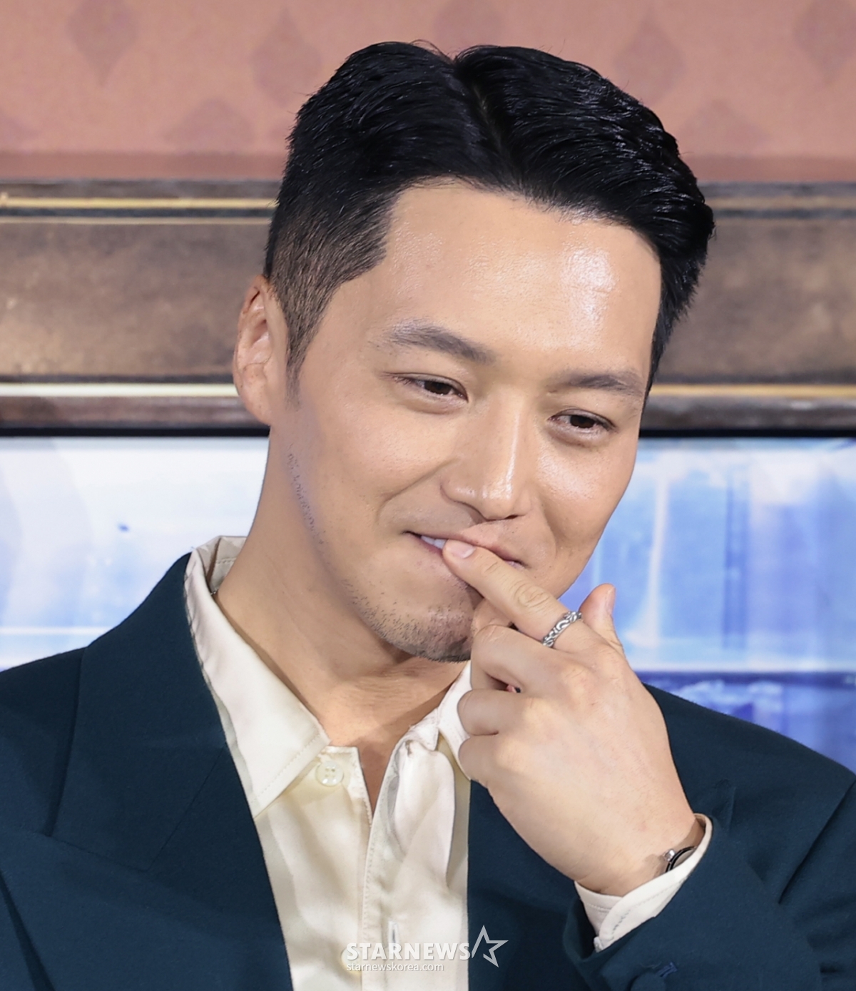 (Seoul = News1) Reporter Kwon Hyun-jin = Actor Byun Yo-han attends the Netflix film 'Pavanne' production briefing held at COEX Megabox in Gangnam-gu, Seoul on the morning of the 12th and is receiving a kiss scene question with Moon Sang-min. "Pavanne" is a movie in which three people who close the door of their hearts and live together become light to each other and face life and love. 2026.2.12/News1 Copyright © News1. All rights reserved. Unauthorized reproduction and redistribution, and prohibition of using AI learning. /Photo = (Seoul = News 1) Reporter Kwon Hyun-jin