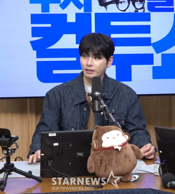 =李伊京/照片:观看SBS POWER FM的广播节目。