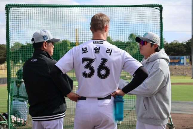 KT's new foreign pitcher Caleb Boschley (center) talks at the 2026 KT Spring Camp in Geelong, Australia. /Photo = Courtesy of KT Wiz