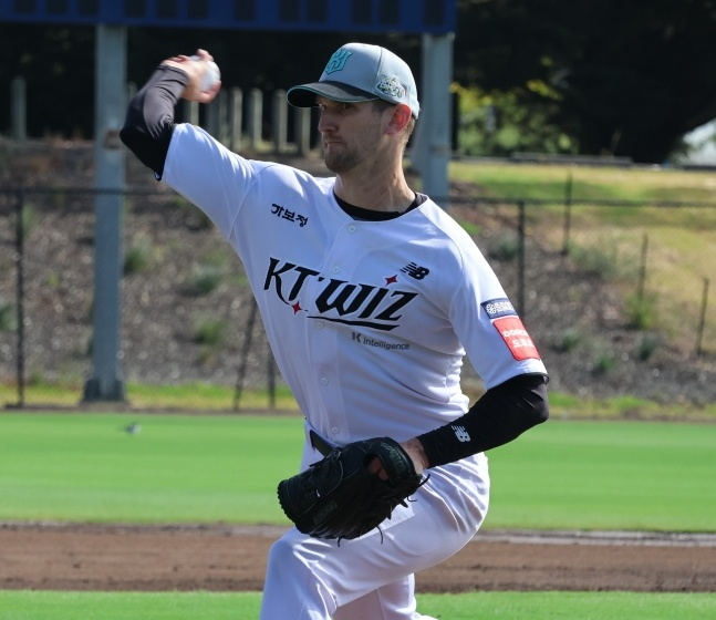 KT's new foreign pitcher Caleb Boshley (center) is pitching at the 2026 KT Spring Camp in Geelong, Australia. /Photo = Courtesy of KT Wiz