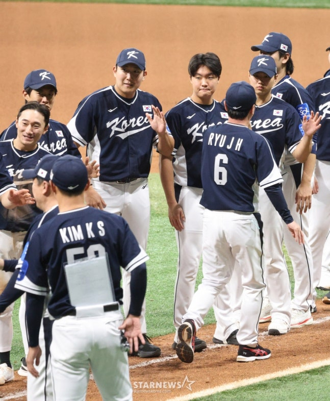 Các cầu thủ của đội tuyển quốc gia đang đập tay sau khi kết thúc trận đấu với Cộng hòa Séc được tổ chức tại Gocheok Sky Dome vào tháng 11 năm ngoái. /Ảnh = Người chờ đợi Kim Jin Kyung