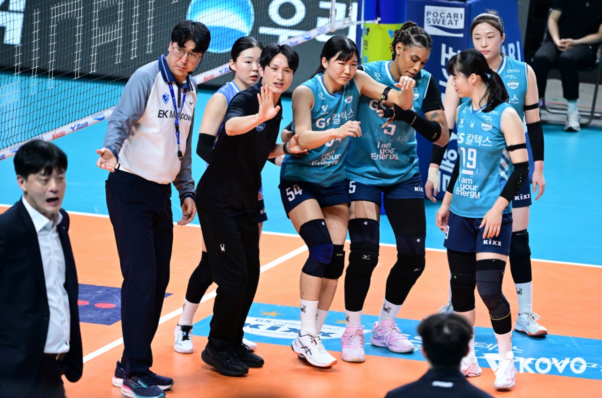 11日,女子职业排球GS加德士中间拦网手吴世妍在与Pepper储蓄银行的比赛中脚踝受伤后,被搀扶着离开了球场。 =图为,韩国排球联盟提供。