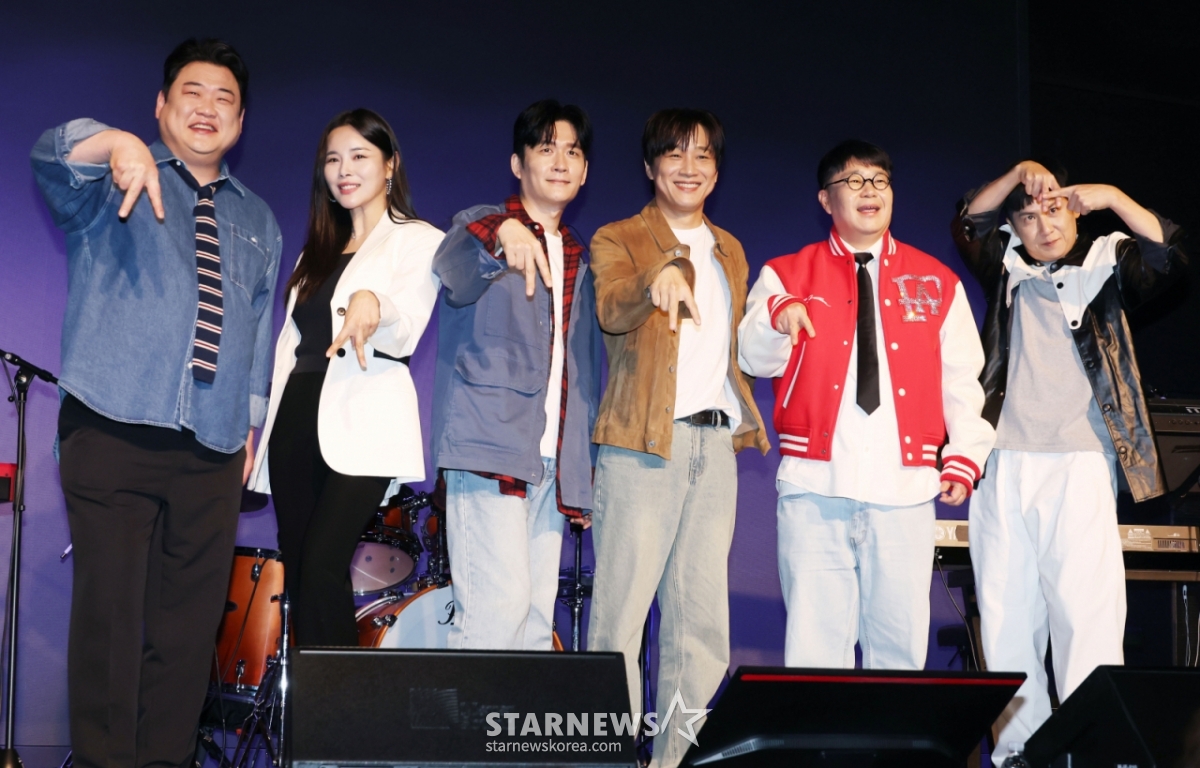 12日下午,在首尔钟路区SA Hall举行的首张数码单曲《你知道》发行纪念表演秀上,Umuta乐队正摆出造型,供记者们拍照。  由洪京民（队长·贝斯）、赵英秀（键盘）、车太贤（客串主唱）、全仁赫（吉他）、金峻铉（架子鼓）、赵正民（钢琴）组成的"阿穆达乐队"出演了KBS 2TV《不朽的名曲》新年企划演员特辑，在组建的同时获得了最终冠军，展现了存在感。 /2026.02.12 / 照片=李东勋 photoguy@