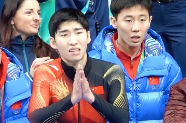 Lin Xiaojun (center) is showing regret in the final round of the mixed 2000m relay at the 2026 Milan-Cortina D'Ampezzo Winter Olympics at the Milan Ice Skating Arena in Italy on the 10th (Korea time). /Photo = Sina Sports Capture