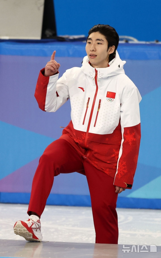 Lin Xiaojun is on the podium to win the gold medal at the men's 500m short track speed skating ceremony of the "2025 Harbin Winter Asian Games" held at the Harbin Heilongjiang Ice and Training Center in China. /Photo = Newsis