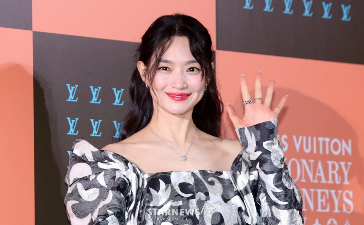 [Seoul = Newsis] Reporter Kim Hye-jin = Actor Shin Min-ah poses at the opening event of Louis Vuitton's Biggerry Journey Seoul held at Shinsegae Department Store in Jung-gu, Seoul on the afternoon of the 3rd. 2025.12.03. jini@newsis.com / Photo = Kim Hye-jin