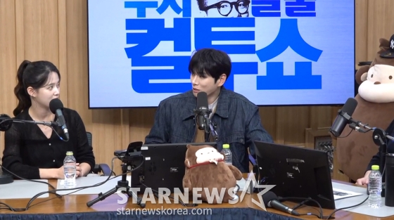 =照片:观看SBS POWER FM的广播。