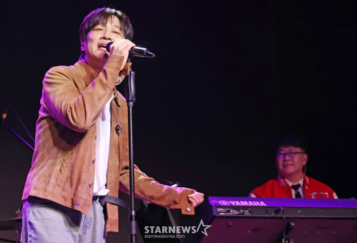 12日下午,在首尔钟路区SA Hall举行的首张数码单曲《你知道》发行纪念表演秀上,Umuta乐队正在展示精彩的舞台。  由洪京民（队长·贝斯）、赵英秀（键盘）、车太贤（客串主唱）、全仁赫（吉他）、金峻铉（架子鼓）、赵正民（钢琴）组成的"阿穆达乐队"出演了KBS 2TV《不朽的名曲》新年企划演员特辑，在组建的同时获得了最终冠军，展现了存在感。 /2026.02.12 / 照片=李东勋 photoguy@