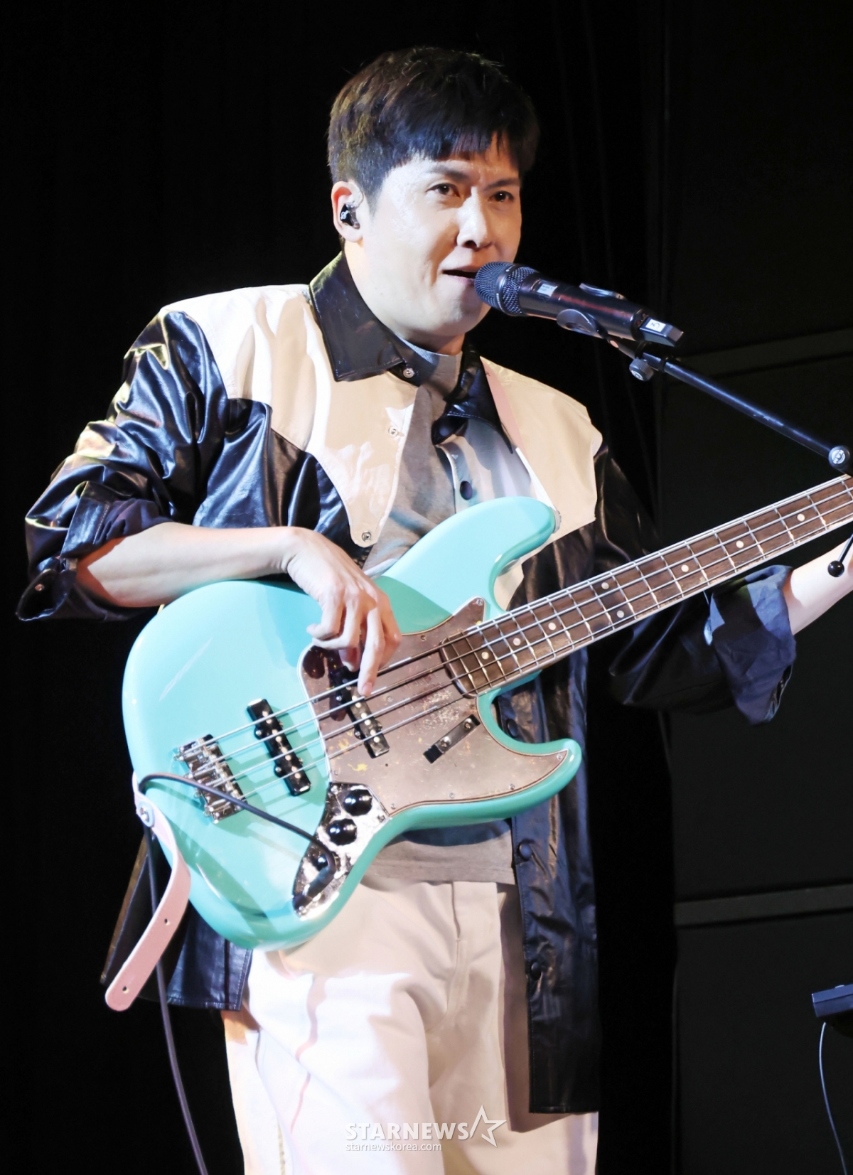 12日下午,在首尔钟路区SA Hall举行的首张数码单曲《你知道》发行纪念表演秀上,Umuda乐队洪京民正在展示精彩的舞台。  由洪京民（队长·贝斯）、赵英秀（键盘）、车太贤（客串主唱）、全仁赫（吉他）、金峻铉（架子鼓）、赵正民（钢琴）组成的"阿穆达乐队"出演了KBS 2TV《不朽的名曲》新年企划演员特辑，在组建的同时获得了最终冠军，展现了存在感。 /2026.02.12 / 照片=李东勋 photoguy@