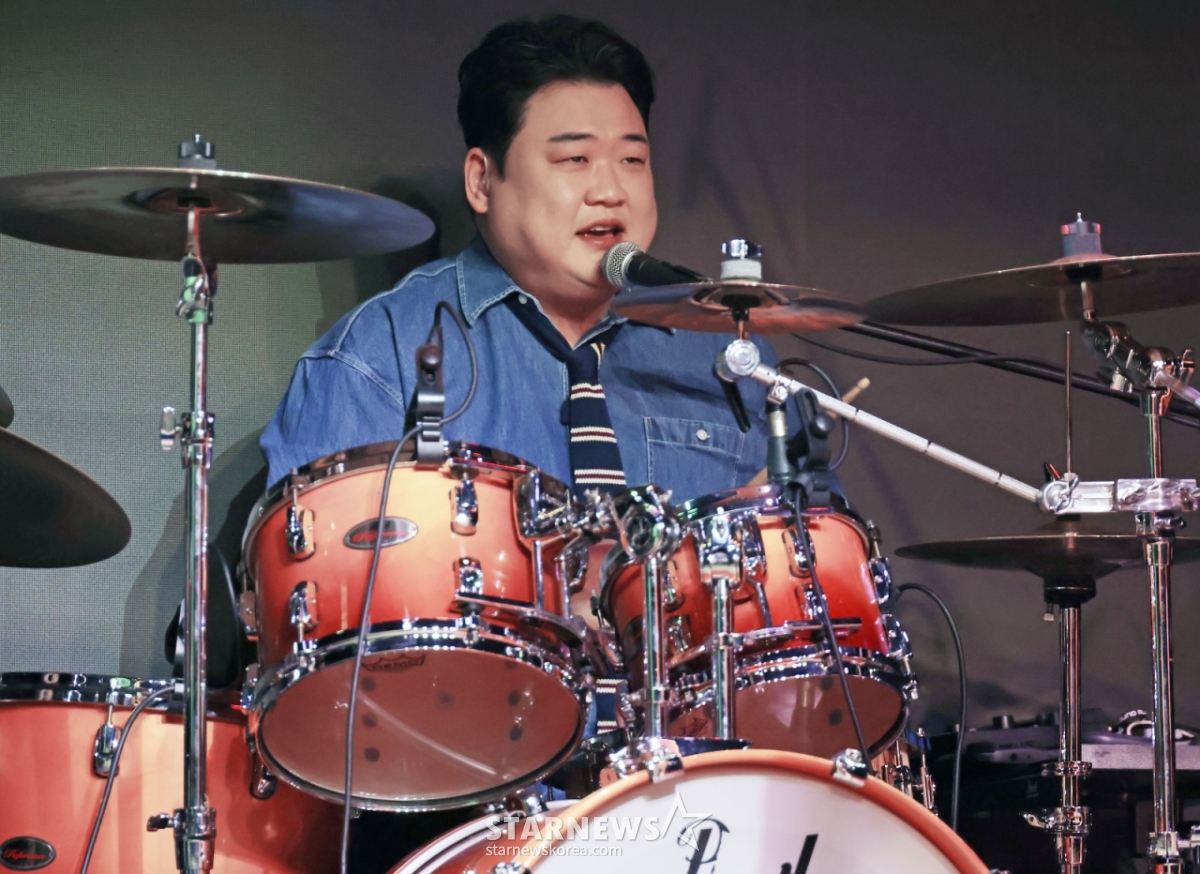 12日下午,在首尔钟路区SA Hall举行的首张数码单曲《你知道》发行纪念表演秀上,Umuda乐队金峻铉正在展示精彩的舞台。  由洪京民（队长·贝斯）、赵英秀（键盘）、车太贤（客串主唱）、全仁赫（吉他）、金峻铉（架子鼓）、赵正民（钢琴）组成的"阿穆达乐队"出演了KBS 2TV《不朽的名曲》新年企划演员特辑，在组建的同时获得了最终冠军，展现了存在感。 /2026.02.12 / 照片=李东勋 photoguy@