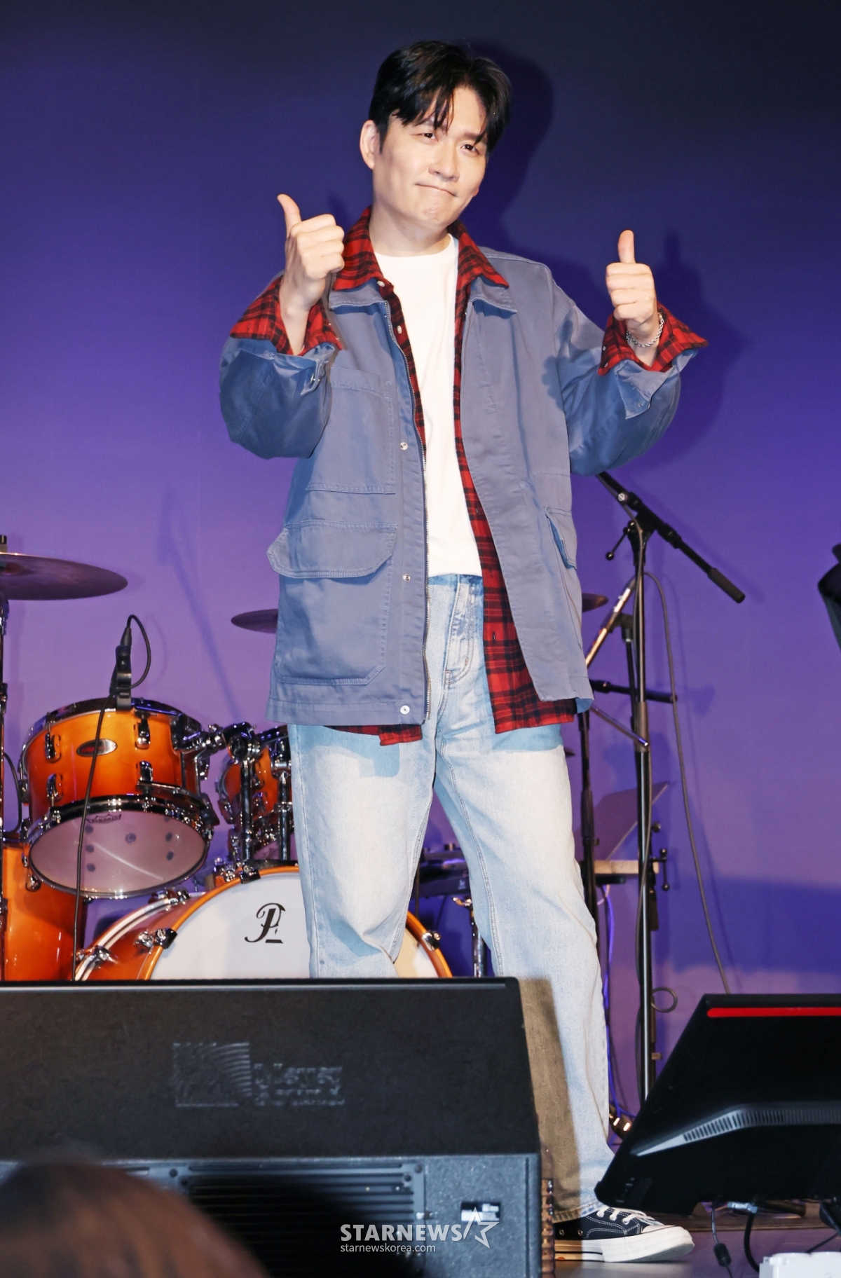 12日下午,在首尔钟路区SA Hall举行的第一张数码单曲《你知道》发行纪念表演秀上,Umuta Band吉他手全仁赫正摆出造型,供记者们拍照。  由洪京民（队长·贝斯）、赵英秀（键盘）、车太贤（客串主唱）、全仁赫（吉他）、金峻铉（架子鼓）、赵正民（钢琴）组成的"阿穆达乐队"出演了KBS 2TV《不朽的名曲》新年企划演员特辑，在组建的同时获得了最终冠军，展现了存在感。 /2026.02.12 / 照片=李东勋 photoguy@