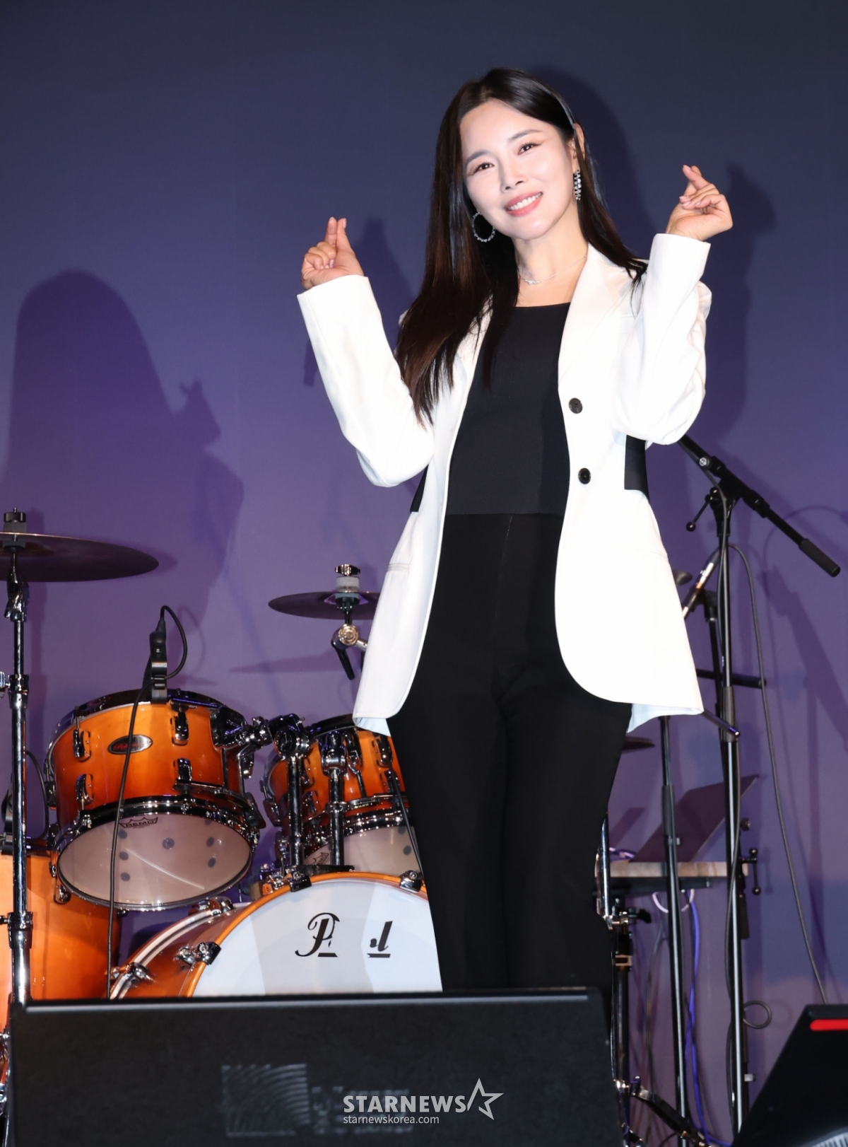 12日下午,在首尔钟路区SA Hall举行的首张数码单曲《你知道》发行纪念表演秀上,Umuda乐队键盘手赵正民正摆出造型,供记者们拍照。  由洪京民（队长·贝斯）、赵英秀（键盘）、车太贤（客串主唱）、全仁赫（吉他）、金峻铉（架子鼓）、赵正民（钢琴）组成的"阿穆达乐队"出演了KBS 2TV《不朽的名曲》新年企划演员特辑，在组建的同时获得了最终冠军，展现了存在感。 /2026.02.12 / 照片=李东勋 photoguy@