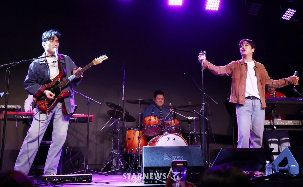 12日下午,在首尔钟路区SA Hall举行的首张数码单曲《你知道》发行纪念表演秀上,Umuta乐队正在展示精彩的舞台。  由洪京民（队长·贝斯）、赵英秀（键盘）、车太贤（客串主唱）、全仁赫（吉他）、金峻铉（架子鼓）、赵正民（钢琴）组成的"阿穆达乐队"出演了KBS 2TV《不朽的名曲》新年企划演员特辑，在组建的同时获得了最终冠军，展现了存在感。 /2026.02.12 / 照片=李东勋 photoguy@