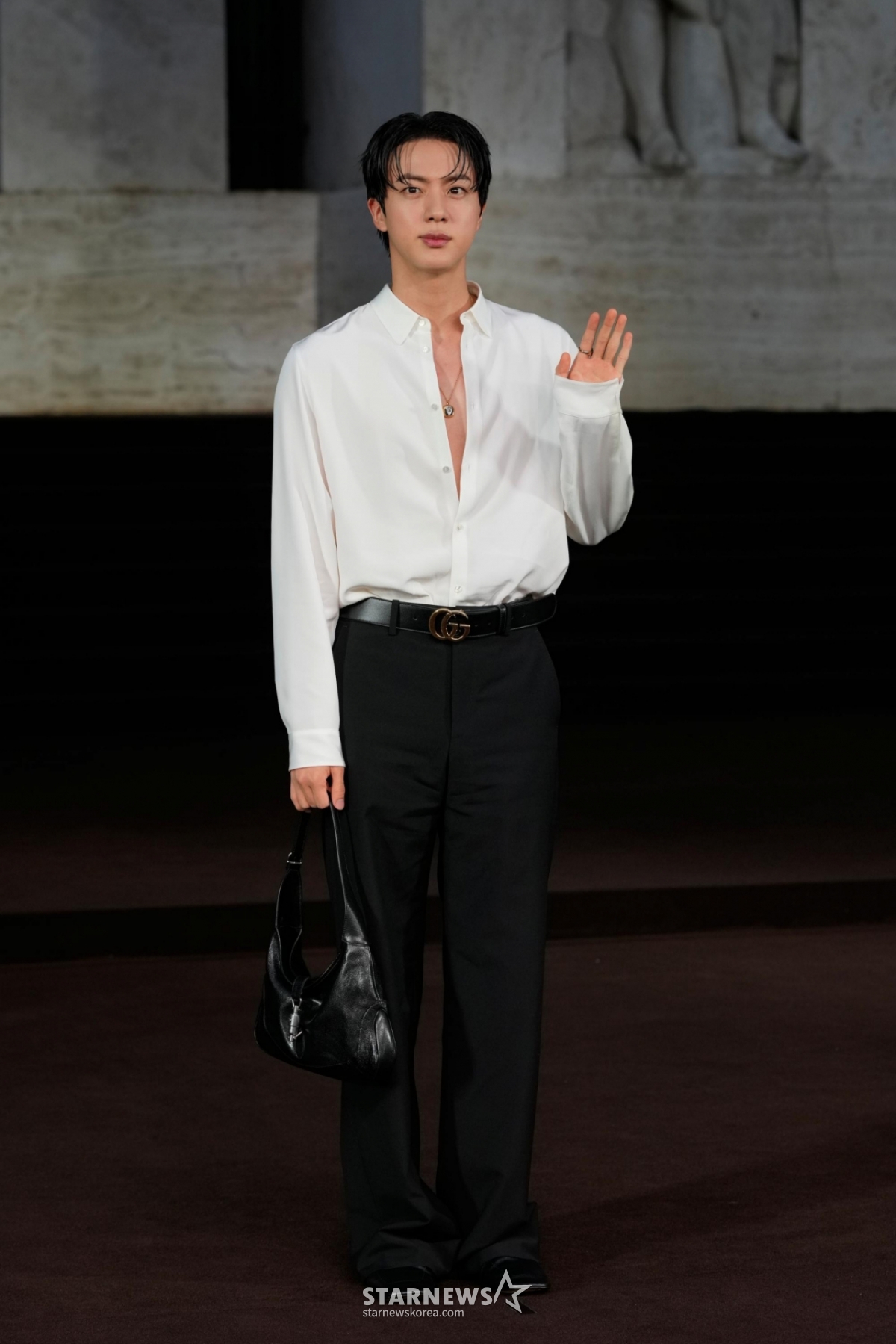 [Milano = AP/Newsis] The group BTS (BTS)'s Jin arrives for a photo session at the unveiling event of Gucci's new director of production (creative director) Demna's first collection and the premiere of Spike Jones and Halyna Lane's short film "The Tiger" in Milan, Italy, on the 23rd (local time). 2025.09.24 / Photo = Min Kyung-chan