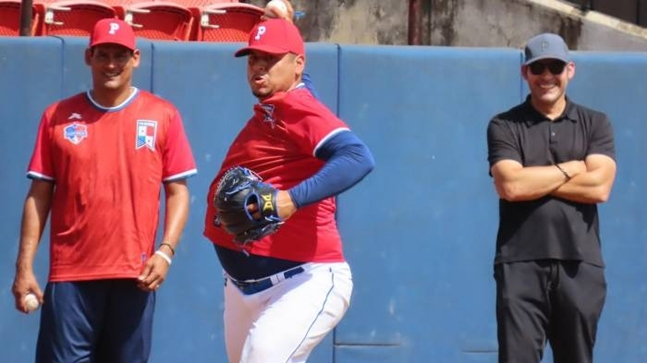 正在进行候补投手训练区的胡拉多(中)。 =照片=巴拿马《世界日报》截图。