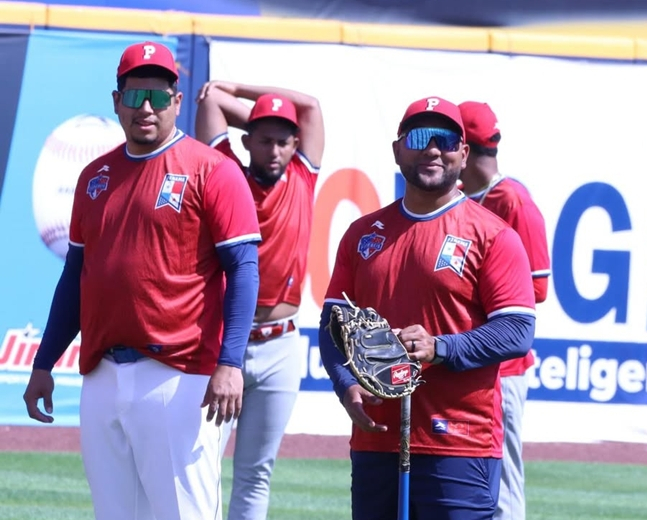 图为,正在和队友们进行训练的胡拉多(左)。 =巴拿马棒球协会官方SNS。