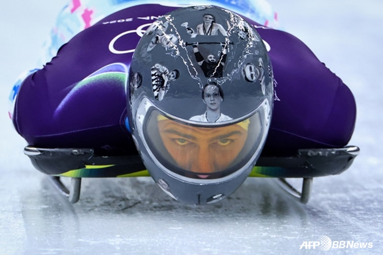Vladislav Heraskevich wearing a helmet in memory of his own citizens who were killed in the Russian invasion. /AFPBBNews=News1