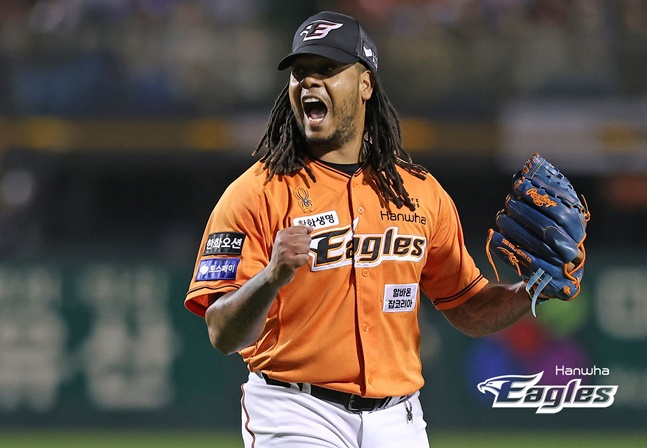 Peña roars after striking out in the 2024 season. /Photo = Hanwha Eagles