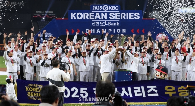 LG players lifting the Korean Series trophy in October 2025. /Photo = Kim Jin-kyung on standby
