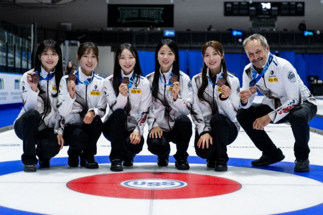 From left, coach Seol Ye-eun, Kim Eun-ji, Kim Su-ji, Kim Min-ji, Seol Ye-ji, and Ki Hemmings. /Photo = Korea Curling Federation