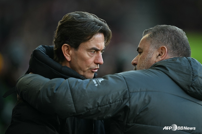 HLV Frank (trái) và HLV Postecoglu. /AFPBBNews = Tin tức 1