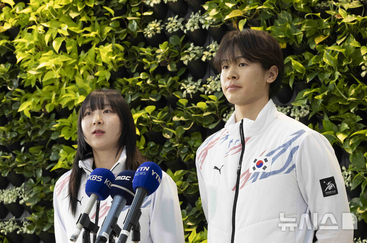 Lee Eui-jin (left foot) and Lee Jun-seo answer reporters' questions at Incheon International Airport's first passenger terminal on the morning of February 4, 2025. /Photo = Newsis