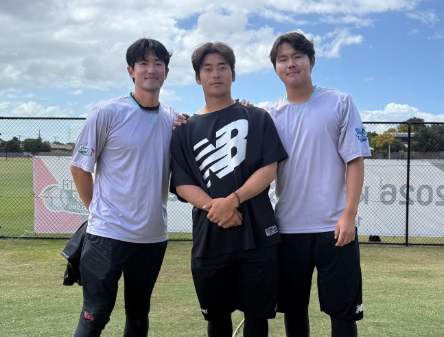 From left, KT Ko Young-pyo, Park Young-hyun, and So Hyung-joon. /Photo = Courtesy of KT Wiz