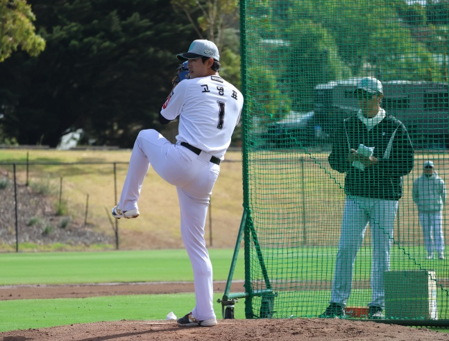 KT Ko Young-pyo played live pitching at the 2026 KT Spring Camp in Geelong, Australia on the 12th (Korea Standard Time). /Photo = Courtesy of KT Wiz