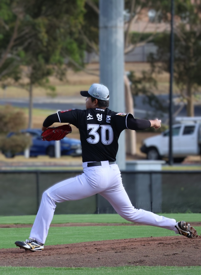 KT So Hyung-joon played live pitching at the 2026 KT Spring Camp in Geelong, Australia on the 12th (Korea Standard Time). /Photo = Courtesy of KT Wiz