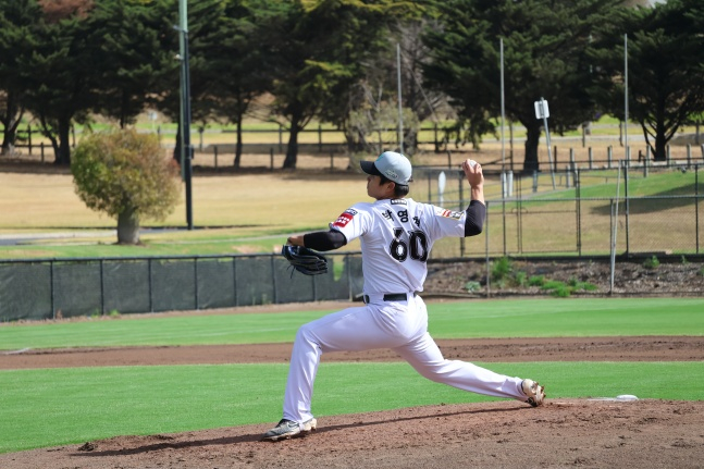 KT Park Young-hyun played live pitching at the 2026 KT Spring Camp in Geelong, Australia on the 12th (Korea Standard Time). /Photo = Courtesy of KT Wiz