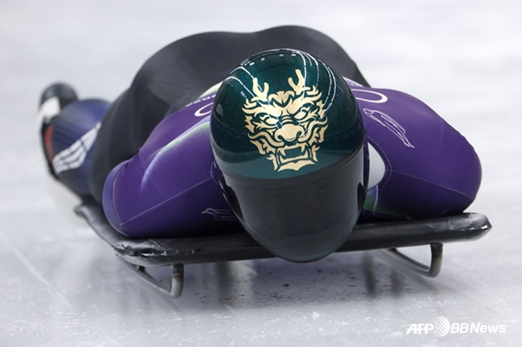 图为1月9日（当地时间），在意大利科尔蒂纳丹佩佐（cortina dambezo）举行的2026米兰·科尔蒂纳丹佩佐冬奥会男子俯式冰橇比赛之前，郑胜基正在训练。 =法新社BBNews=新闻1。