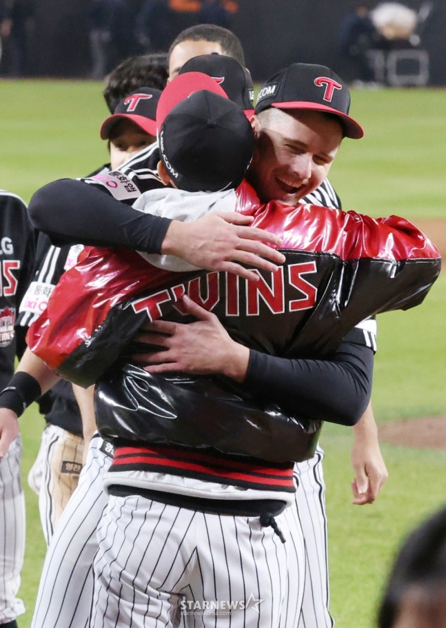 LG Tolhurst (right) is sharing a hot hug with manager Yeom Kyung-yeop after winning the Korean Series last year. /Photo = Kim Jin-kyung on standby
