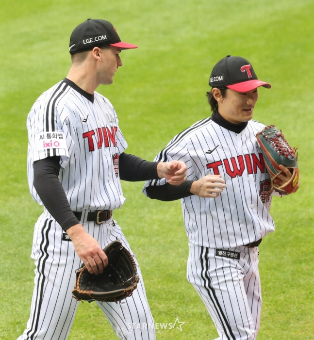 LG Anders Tolhurst (left) and Shin Min-jae./Photo by Kim Jin-kyung