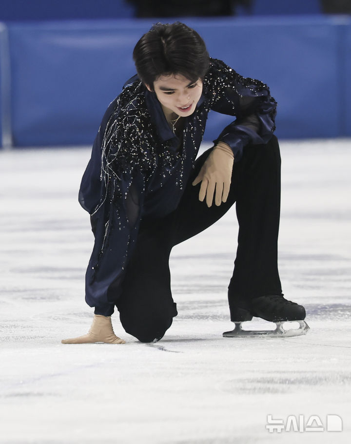 Cha Jun-hwan is delighted after finishing his performance in the men's single short program at the 2026 Milan/Cortina D'Ampezzo Winter Olympics at the Milan Ice Skating Arena on the 10th (local time). /Photo = Newsis