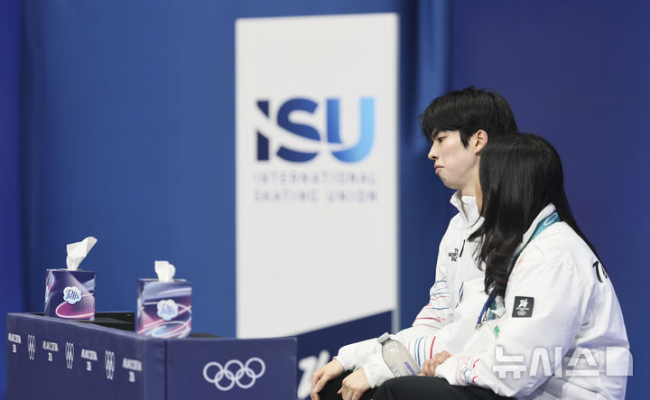 Cha Jun-hwan is waiting for the score after finishing his performance in the men's single short program at the 2026 Milan-Cortina D'Ampezzo Winter Olympics at the Milan Ice Skating Arena on the 10th (local time). /Photo = Newsis