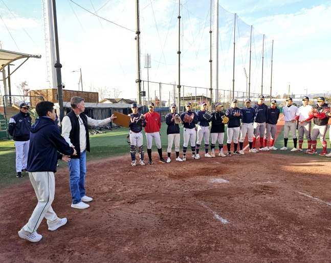 IMG Academy Baseball General Director Dan Simmonds (third from left) attends the 2025 KBO Next-Level Training Camp held in Boeun-gun, Chungcheongbuk-do in November last year to guide the players. /Photo = Courtesy of KBO 