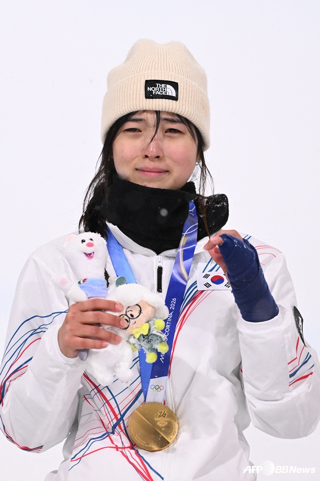 Choi Ga-on is thrilled to win the women's halfpipe snowboard at the 2026 Milan/Cortina D'Ampezzo Winter Olympics on the 13th. /AFPBBNews=News1