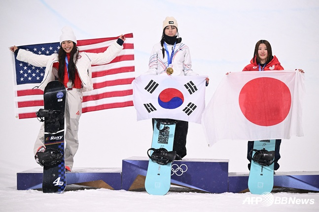 Choi Ga-on (center) is happy with Chloe Kim (left) and Ono at the top of the podium. /AFPBBNews=News1