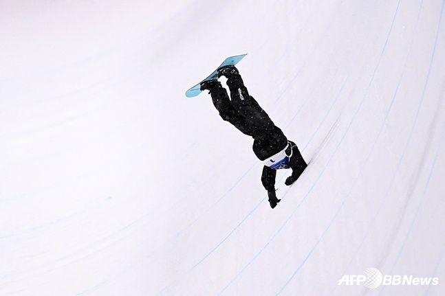 Choi Gaon falling from the head after jumping in the first period. /AFPBBNews=News1