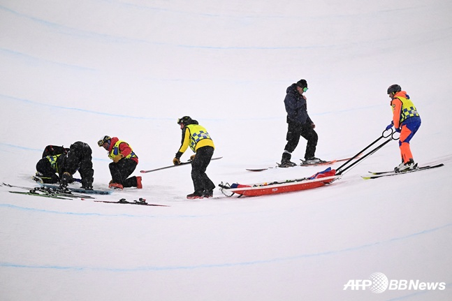 After Choi Ga-on collapsed, Patrol approached and examined his condition. /AFPBBNews=News1