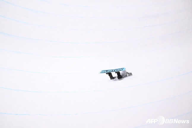 Choi Gaon mất trọng tâm và đang sụp đổ. /AFPBBNews = Tin tức 1