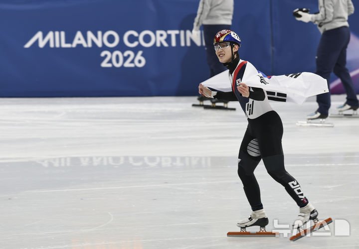 图为任钟言正在举行太极旗庆祝仪式。 =照片=newsis。