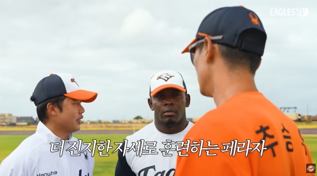 Ferraraja (giữa) lắng nghe lời khuyên của HLV Chu Seung-woo sau khi tập luyện phòng ngự. /Ảnh = Cap màn hình Eagle TV